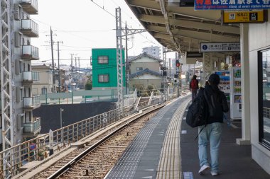 Chiba Japonya - 22 Mart 2017: Naritasan Omotesando Caddesi, Chiba uzun bir geçmişi olan bir sokaktır. Kutsal antik tapınaklar ve yol kenarında hediyelik eşya dükkanları var. Yılan balığı çok lezzetlidir..