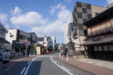 Chiba Japonya - 22 Mart 2017: Naritasan Omotesando Caddesi, Chiba uzun bir geçmişi olan bir sokaktır. Kutsal antik tapınaklar ve yol kenarında hediyelik eşya dükkanları var. Yılan balığı çok lezzetlidir..