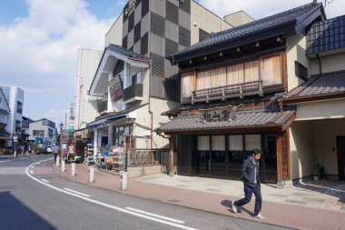 Chiba Japonya - 22 Mart 2017: Naritasan Omotesando Caddesi, Chiba uzun bir geçmişi olan bir sokaktır. Kutsal antik tapınaklar ve yol kenarında hediyelik eşya dükkanları var. Yılan balığı çok lezzetlidir..