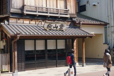 Chiba Japonya - 22 Mart 2017: Naritasan Omotesando Caddesi, Chiba uzun bir geçmişi olan bir sokaktır. Kutsal antik tapınaklar ve yol kenarında hediyelik eşya dükkanları var. Yılan balığı çok lezzetlidir..