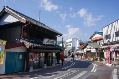 Chiba Japonya - 22 Mart 2017: Naritasan Omotesando Caddesi, Chiba uzun bir geçmişi olan bir sokaktır. Kutsal antik tapınaklar ve yol kenarında hediyelik eşya dükkanları var. Yılan balığı çok lezzetlidir..