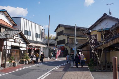 Chiba Japonya - 22 Mart 2017: Naritasan Omotesando Caddesi, Chiba uzun bir geçmişi olan bir sokaktır. Kutsal antik tapınaklar ve yol kenarında hediyelik eşya dükkanları var. Yılan balığı çok lezzetlidir..
