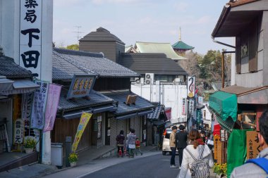 Chiba Japonya - 22 Mart 2017: Naritasan Omotesando Caddesi, Chiba uzun bir geçmişi olan bir sokaktır. Kutsal antik tapınaklar ve yol kenarında hediyelik eşya dükkanları var. Yılan balığı çok lezzetlidir..