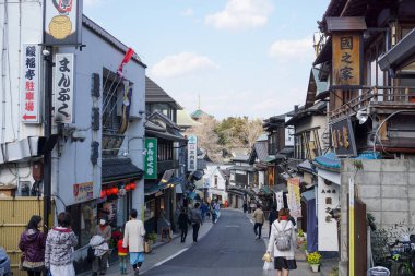 Chiba Japonya - 22 Mart 2017: Naritasan Omotesando Caddesi, Chiba uzun bir geçmişi olan bir sokaktır. Kutsal antik tapınaklar ve yol kenarında hediyelik eşya dükkanları var. Yılan balığı çok lezzetlidir..