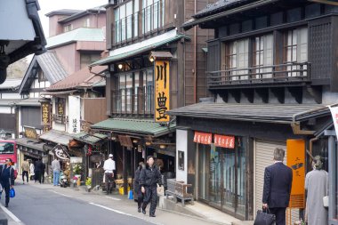 Chiba Japonya - 22 Mart 2017: Naritasan Omotesando Caddesi, Chiba uzun bir geçmişi olan bir sokaktır. Kutsal antik tapınaklar ve yol kenarında hediyelik eşya dükkanları var. Yılan balığı çok lezzetlidir..