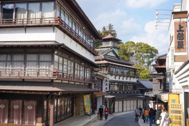 Chiba Japonya - 22 Mart 2017: Naritasan Omotesando Caddesi, Chiba uzun bir geçmişi olan bir sokaktır. Kutsal antik tapınaklar ve yol kenarında hediyelik eşya dükkanları var. Yılan balığı çok lezzetlidir..