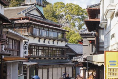 Chiba Japonya - 22 Mart 2017: Naritasan Omotesando Caddesi, Chiba uzun bir geçmişi olan bir sokaktır. Kutsal antik tapınaklar ve yol kenarında hediyelik eşya dükkanları var. Yılan balığı çok lezzetlidir..