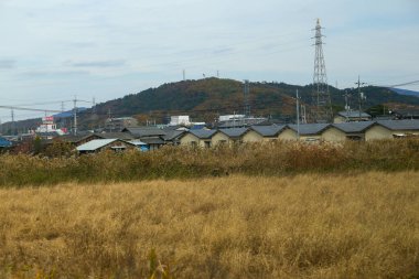 Kojima Japonya - 25 Kasım 2017: Kojima Jeans Caddesi kaliteli kot satan bir yer. Kot pantolonlarıyla ünlüdür. Turistler buradan kot pantolon almayı sever..