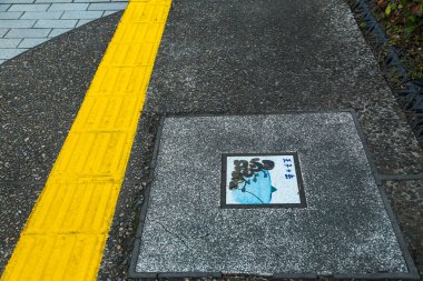 Kojima Japonya - 25 Kasım 2017: Kojima Jeans Caddesi kaliteli kot satan bir yer. Kot pantolonlarıyla ünlüdür. Turistler buradan kot pantolon almayı sever..