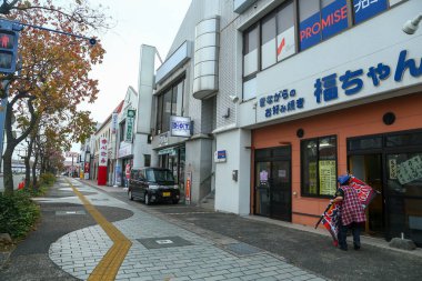 Kojima Japonya - 25 Kasım 2017: Kojima Jeans Caddesi kaliteli kot satan bir yer. Kot pantolonlarıyla ünlüdür. Turistler buradan kot pantolon almayı sever..