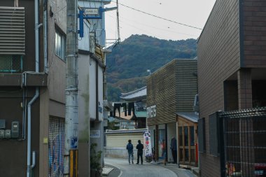 Kojima Japonya - 25 Kasım 2017: Kojima Jeans Caddesi kaliteli kot satan bir yer. Kot pantolonlarıyla ünlüdür. Turistler buradan kot pantolon almayı sever..