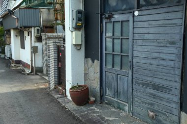 Kojima Japonya - 25 Kasım 2017: Kojima Jeans Caddesi kaliteli kot satan bir yer. Kot pantolonlarıyla ünlüdür. Turistler buradan kot pantolon almayı sever..