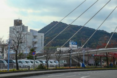 Kojima Japonya - 25 Kasım 2017: Kojima Jeans Caddesi kaliteli kot satan bir yer. Kot pantolonlarıyla ünlüdür. Turistler buradan kot pantolon almayı sever..