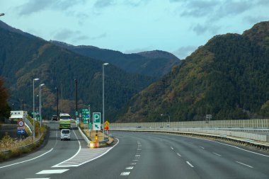 Yamanashi, Japonya - 22 Kasım 2017: Kawaguchiko 'daki Fuji Dağı' nı ziyaret etmek için Shinjuku İstasyonu 'ndan otobüse binin. Değişen yaprakların ve Fuji Dağı 'nın çok güzel bir manzarasını göreceğiz..