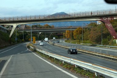 Yamanashi, Japonya - 22 Kasım 2017: Kawaguchiko 'daki Fuji Dağı' nı ziyaret etmek için Shinjuku İstasyonu 'ndan otobüse binin. Değişen yaprakların ve Fuji Dağı 'nın çok güzel bir manzarasını göreceğiz..