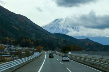 Yamanashi, Japonya - 22 Kasım 2017: Kawaguchiko 'daki Fuji Dağı' nı ziyaret etmek için Shinjuku İstasyonu 'ndan otobüse binin. Değişen yaprakların ve Fuji Dağı 'nın çok güzel bir manzarasını göreceğiz..