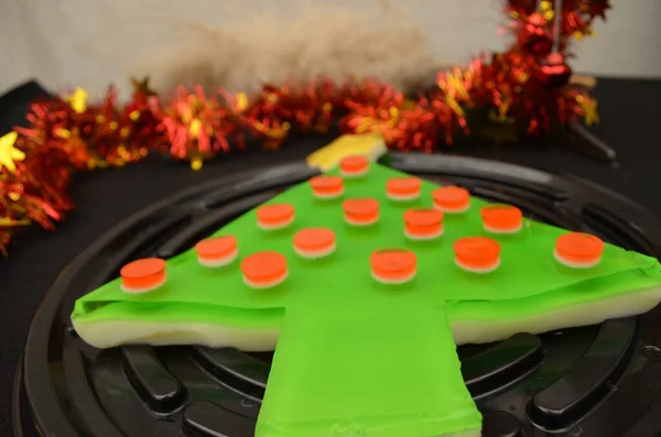 Çam ağacı şeklinde güzel bir Noel jölesi