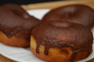 Çikolata ve şekerle kaplı güzel el yapımı çörekler.