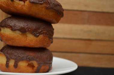 Çikolata ve şekerle kaplı güzel el yapımı çörekler.