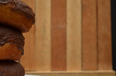 Çikolata ve şekerle kaplı güzel el yapımı çörekler.