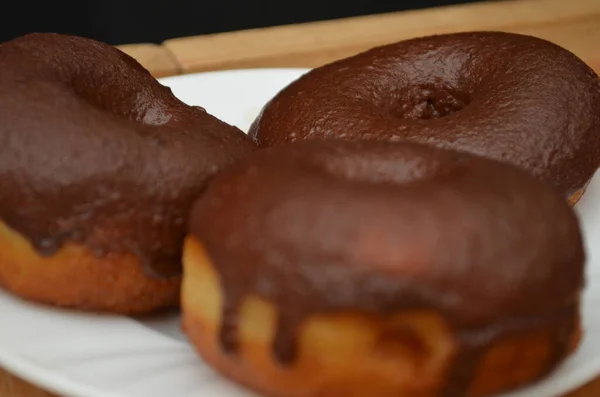 Όμορφα Χειροποίητα Ντόνατς Καλυμμένα Σοκολάτα Και Ζάχαρη — Φωτογραφία Αρχείου