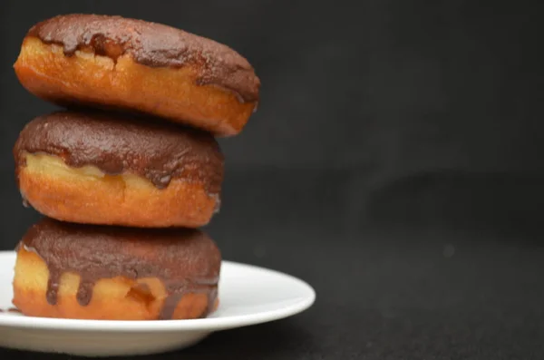 Όμορφα Χειροποίητα Ντόνατς Καλυμμένα Σοκολάτα Και Ζάχαρη — Φωτογραφία Αρχείου
