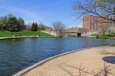 Indianapolis, Indiana, ABD - 23 Nisan 2022: İlkbaharda Indianapolis, Indiana, ABD 'deki White River State Park' taki Merkez Kanal boyunca Kanal Yürüyüşü.