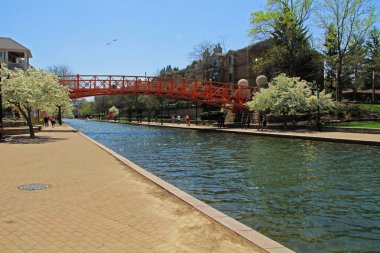 Indianapolis, Indiana, ABD - 23 Nisan 2022: İlkbaharda Indianapolis, Indiana, ABD 'deki White River State Park' taki Merkez Kanal boyunca Kanal Yürüyüşü.
