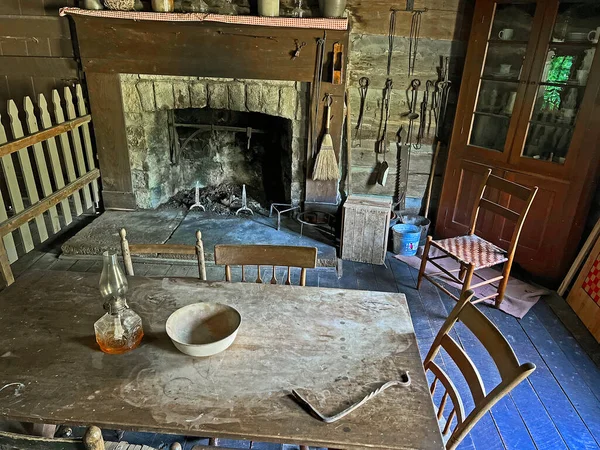 Kominek Stół Krzesła Narożna Chata Wewnątrz Xix Wiecznego Domu Odrestaurowanej — Zdjęcie stockowe