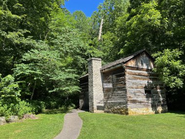 Mitchell, Indiana yakınlarındaki Spring Mill State Park 'ta yeniden inşa edilmiş ve restore edilmiş 1800 Pioneer Village' da tarihi demirci dükkanı. Güzel mavi gökyüzü, canlı yeşil ağaçlar ve çimen kopyalama alanı..