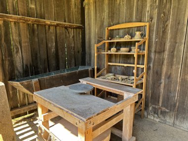 Mitchell, Indiana yakınlarındaki Spring Mill State Park 'taki 1800 Pioneer Village' da yeniden inşa edilmiş ve restore edilmiş tarihi çömlek kulübesi..