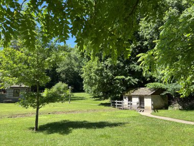 Yeniden yaratılmış ve restore edilmiş 1800 Pioneer Village 'daki tarihi Bahar Evi. Mitchell, Indiana yakınlarındaki Spring Mill State Park' ta. Güzel mavi gökyüzü ve canlı yeşil ağaçlar ve çimen kopyalama alanı..