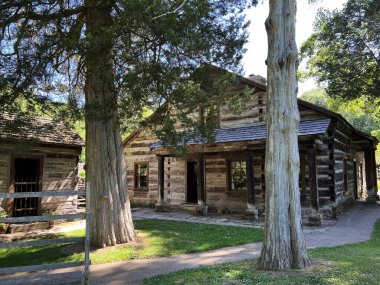 İndiana, Mitchell yakınlarındaki Spring Mill State Park 'ta 1800 Pioneer Village' da yeniden inşa edilmiş ve restore edilmiş tarihi Aşağı Konutlar.