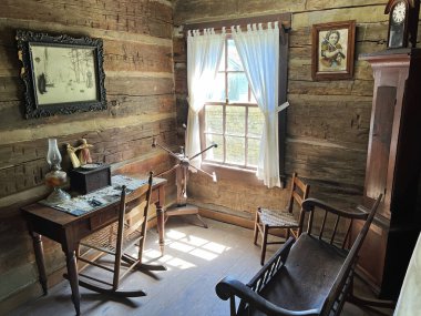 Mitchell, Indiana yakınlarındaki Spring Mill State Park 'taki 1800 Pioneer Village' da yeniden inşa edilmiş ve restore edilmiş tarihi konutun içinde..