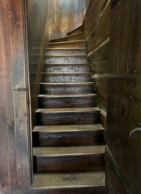 :  Mitchell, Indiana yakınlarındaki Spring Mill State Park 'taki 1800 Pioneer Village' da bulunan tarihi alt konutun kıvrımlı merdivenleri..