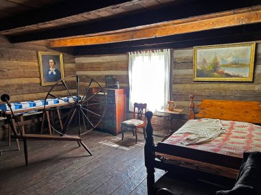 İndiana, Mitchell yakınlarındaki Spring Mill State Park 'taki 1800 Pioneer Village' da bulunan tarihi konutun içindeki yatak odası..