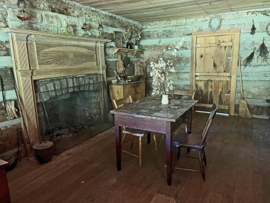 İndiana, Mitchell yakınlarındaki Spring Mill State Park 'taki 1800 Pioneer Village' daki ahşap zemin fotokopi alanı ile yeniden inşa edilmiş ve restore edilmiş kulübede..