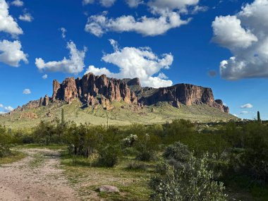 Flatiron 'un, Arizona, Phoenix yakınlarındaki Kayıp Hollandalı Eyalet Parkı' ndaki Batıl inanç dağlarındaki manzarası. Güzel mavi gökyüzü ve kopyalama alanı..