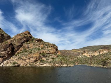 Arizona Maricopa County, Arizona 'daki Canyon Gölü rezervuarından ve kaya oluşumlarından Apaçi Patikası yakınlarındaki Tonto Ulusal Ormanı' ndaki Superstition Wilderness 'dan bir vapur görüntüsü. Göl, Salt River Projesi 'nin bir parçası olarak Salt Nehri' nin kapatılmasıyla oluşmuştur..