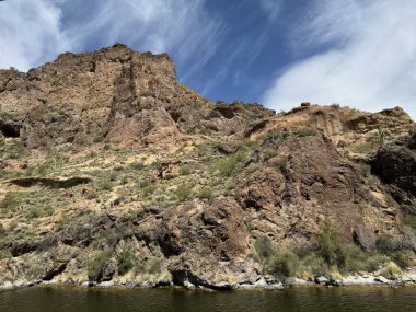 Arizona Maricopa County, Arizona 'daki Canyon Gölü rezervuarından ve kaya oluşumlarından Apaçi Patikası yakınlarındaki Tonto Ulusal Ormanı' ndaki Superstition Wilderness 'dan bir vapur görüntüsü. Göl, Salt River Projesi 'nin bir parçası olarak Salt Nehri' nin kapatılmasıyla oluşmuştur..
