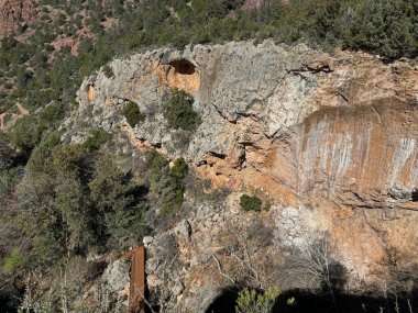 Beyaz ve paslı kayalık uçurumun bahar manzarası ve Arizona, Pine 'daki Tonto Doğal Köprüsü Parkı' ndaki doğal köprüye giden yürüyen köprü..