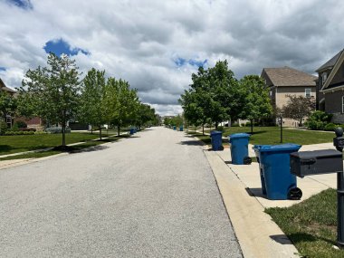 Indiana Mahallesi 'nde çöp günü caddelerde kuyruk oluşturan mavi çöp kutuları..