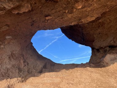 Phoenix ve Tempe, Arizona 'daki Papago Parkı' ndaki Kaya Deliği 'ndeki kırmızı kumtaşı kopyalanmış güzel mavi gökyüzünün görüntüsü. Hohokam kültürünün favori yürüyüş ve tırmanma alanı..