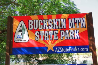 Parker, Arizona, ABD 4 Mayıs 2018: Parker, Arizona, ABD 'deki renkli Buckskin Dağı Eyalet Parkı tabelası.