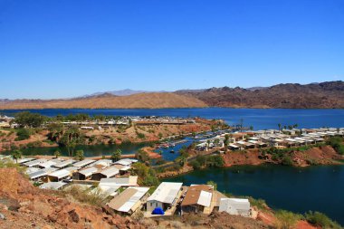 Havasu Gölü ve Colorado Nehri manzarası. Havasu Gölü yakınlarında evleri ve limanı var. Kaliforniya ve mavi gökyüzü manzaralı..