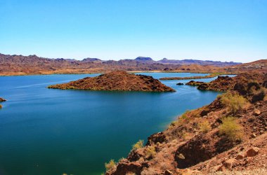 Havasu Gölü ve Colorado Nehri manzarası Havasu City, Arizona, ABD manzaralı ve mavi gökyüzü kopyalama alanı.