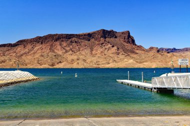 Havasu Gölü ve Colorado Nehri yakınlarındaki Havasu Şehri, Arizona, ABD 'de Kaliforniya ve mavi gökyüzü fotokopi alanı manzaralı tekne iniyor..
