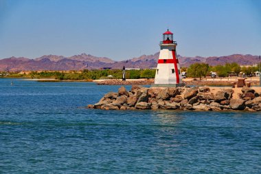 Doğu Quoddy Head deniz fenerinin ve Havasu Gölü, Arizona, ABD 'de Bridgewater Kanalı' ndaki Cape Henry deniz fenerinin mavi gökyüzü alanı olan Havasu Gölü üzerindeki kopyası..