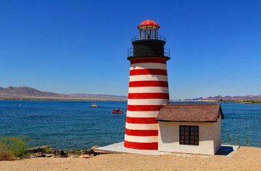 Havasu City, Arizona 'daki Bridgewater Kanalı' ndaki West Quoddy Head deniz fenerinin kopyası. Havasu Gölü üzerinde mavi gökyüzü boşluğu var..