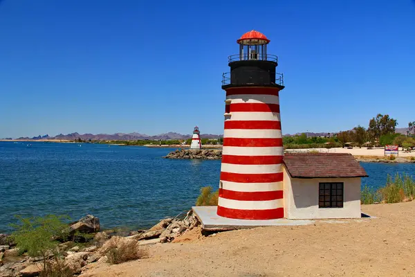 Batı ve Doğu Quoddy baş deniz fenerleri kopyaları ve Cape Henry deniz feneri Lake Havasu City, Arizona, ABD 'de Bridgewater Kanalı üzerinde mavi gökyüzü alanı ile Havasu gölü üzerinde.